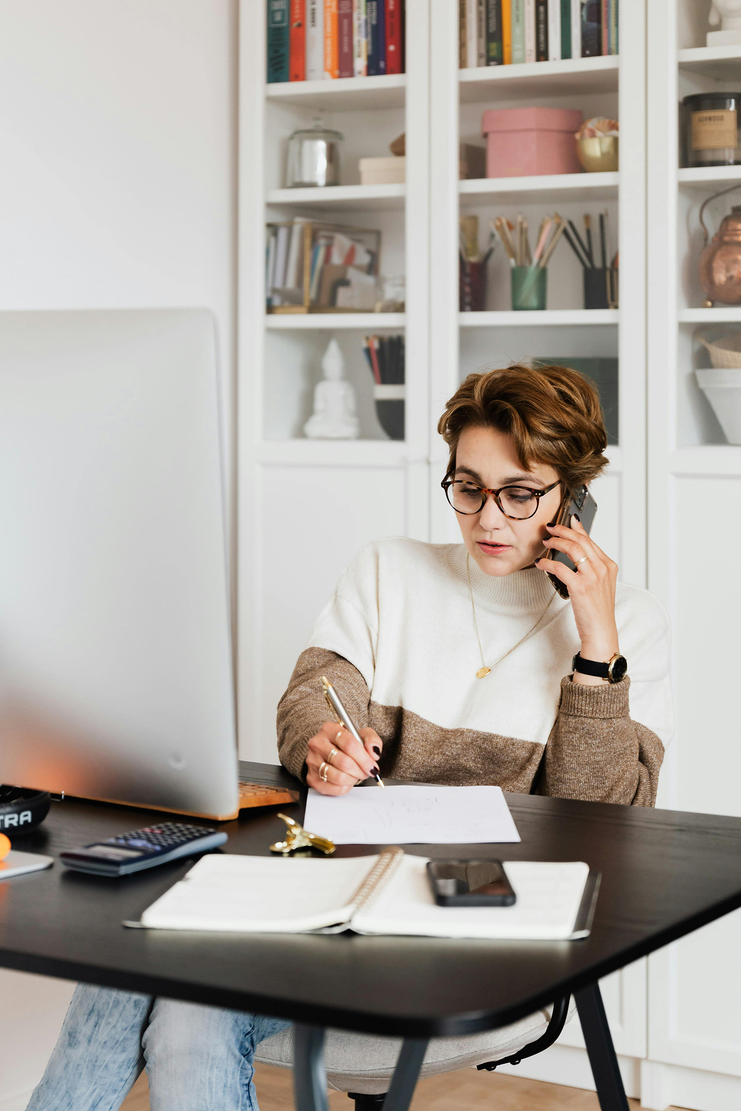 phone-call-hrm Modern businesswoman in casual outfit talking on mobile in office<br />